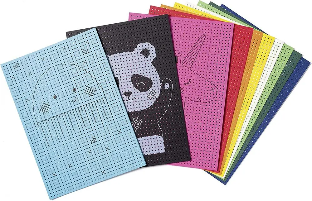 Kit broderie pe cartoane colorate perforate si imprimate cu animale Folia