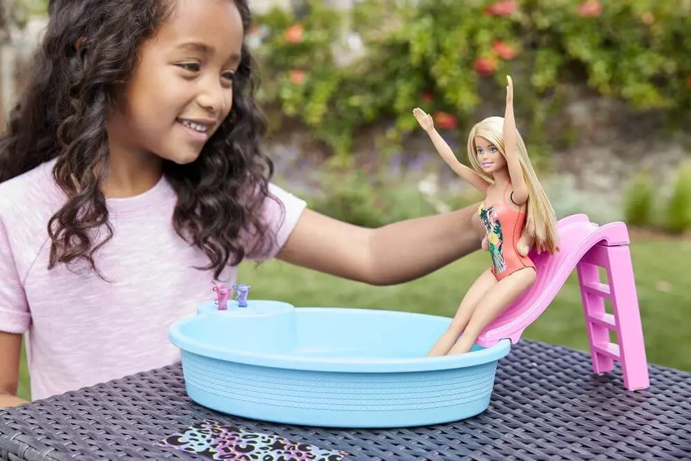 Papusa Barbie cu piscina, Multicolor