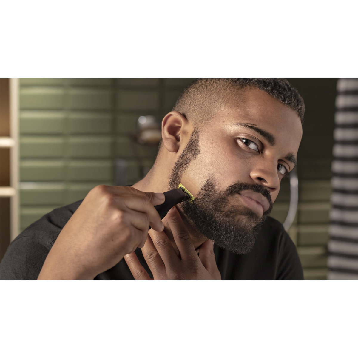 Aparat de barbierit si tuns barba Philips OneBlade Pro QP6530/15, pieptene cu 12 lungimi, reincarcabil, autonomie 90 min, umed si uscat, Negru