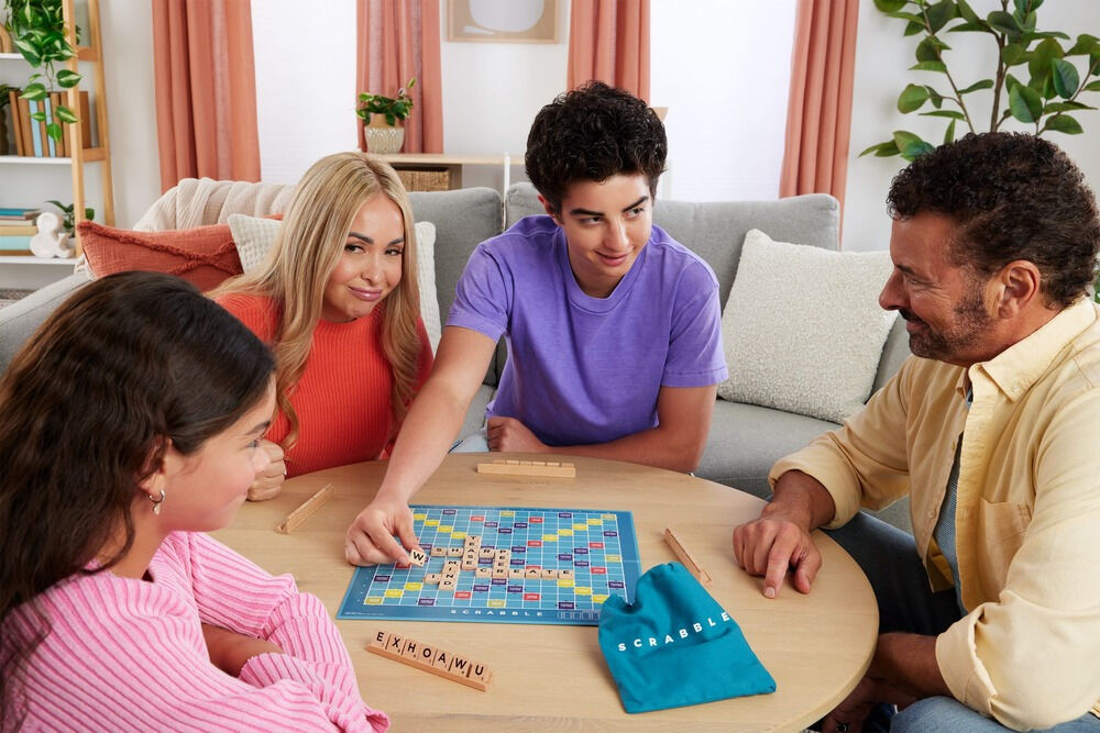 Joc de societate lemn Scrabble JLJ65, versiune romana