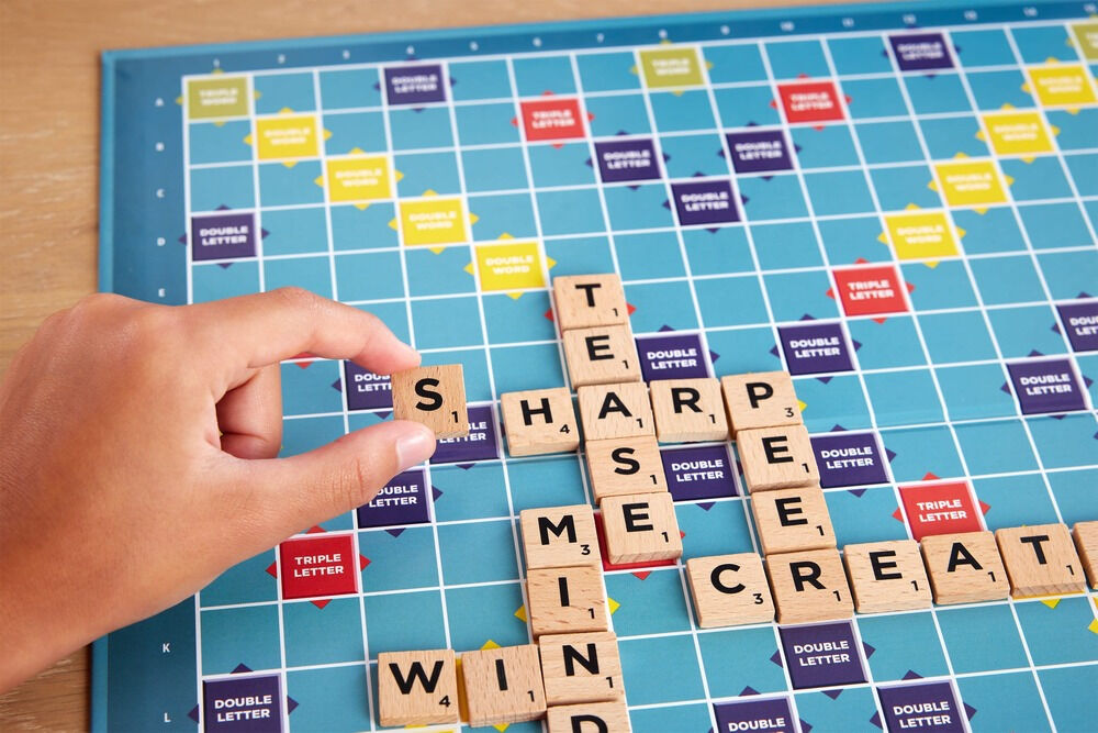 Joc de societate lemn Scrabble JLJ65, versiune romana