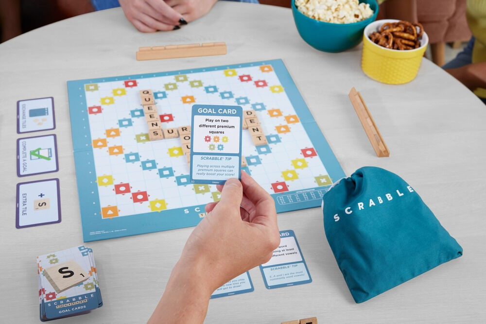 Joc de societate lemn Scrabble JLJ65, versiune romana