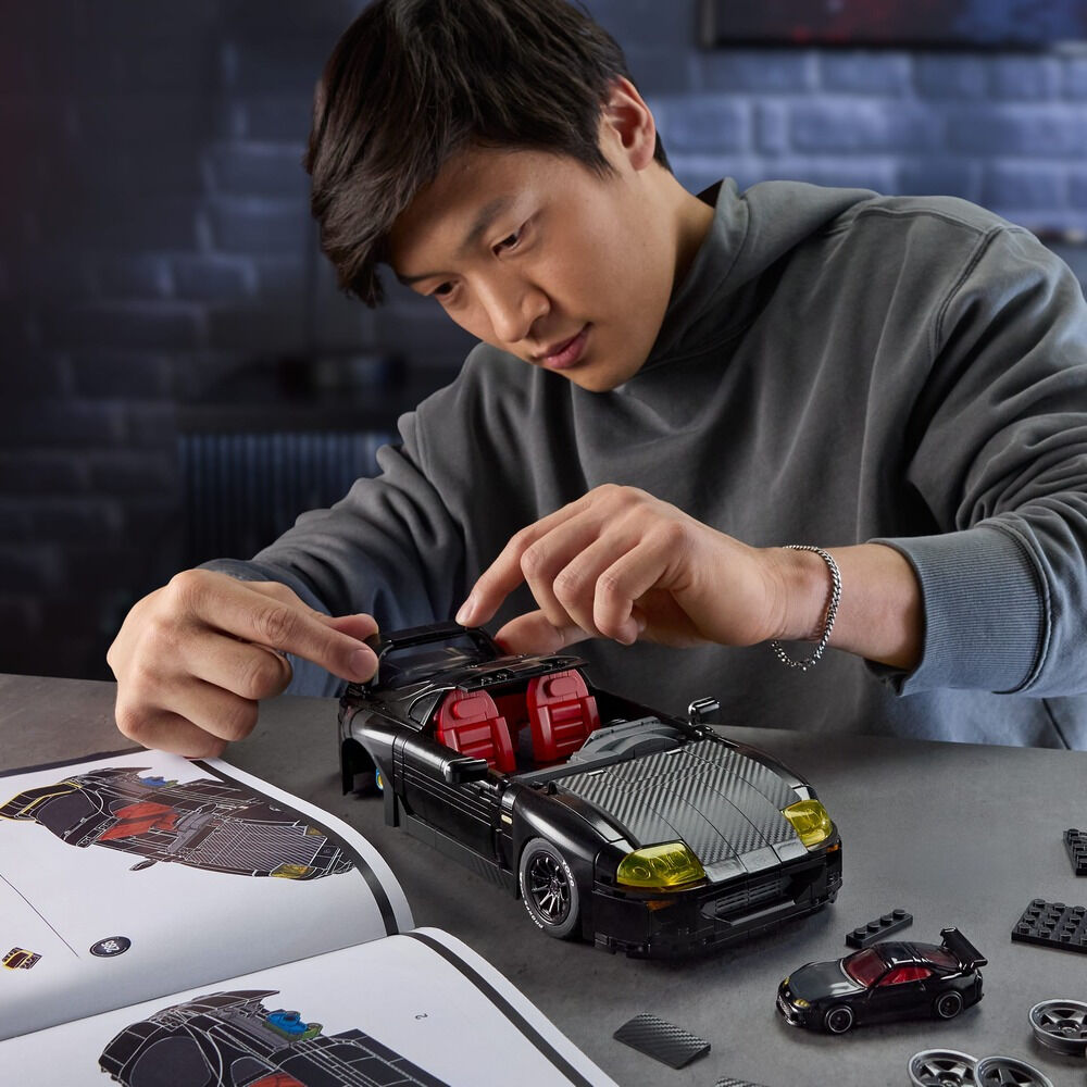Set constructie Mattel Hot Wheels Brick Shop '94 Toyota Supra Mkiv JKG40, 824 piese