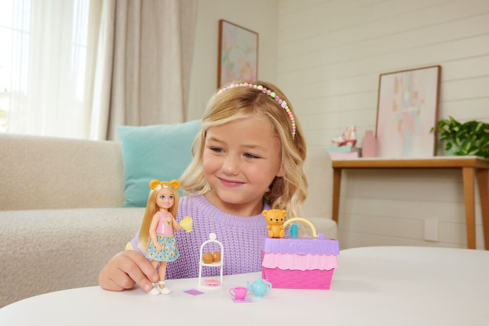 Set de joaca Barbie Petrecere cu ceai Chelsea JJB40, Multicolor