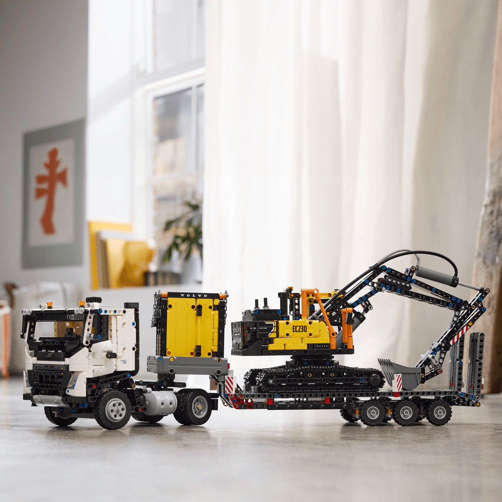 LEGO Technic Camionul FMX si excavatorul electric EC230 de la Volvo 42175