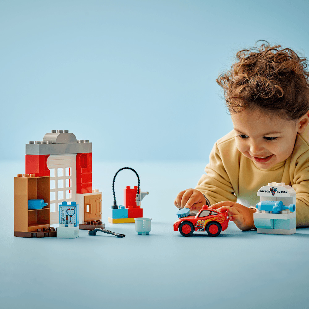 LEGO DUPLO Masini Disney si Pixar Vizita lui McQueen la garajul lui Doc 10456