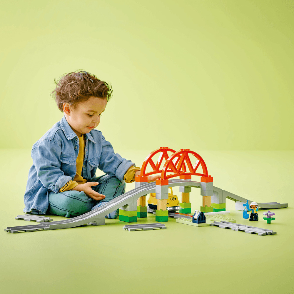 LEGO DUPLO Town Set de extindere Pod si sine de cale ferata 10426